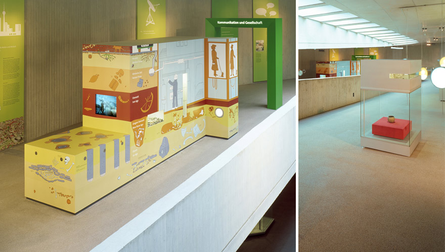 Blick in Ausstellung. Zu sehen verschiedene Vitrinen und Schränke.