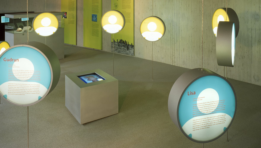 kreisrunde Leuchtboxen in denen Texte von Personen stehen.