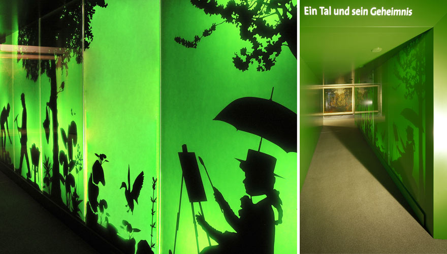 Linkes Foto: Grün leuchtende Wand mit schwarzen Motiven darauf. Rechtes Foto: Diese grün leuchtende Wand befindet sich in einem grünen Tunnel mit der Aufschrift „Ein Tal und seine Geheimnisse“.