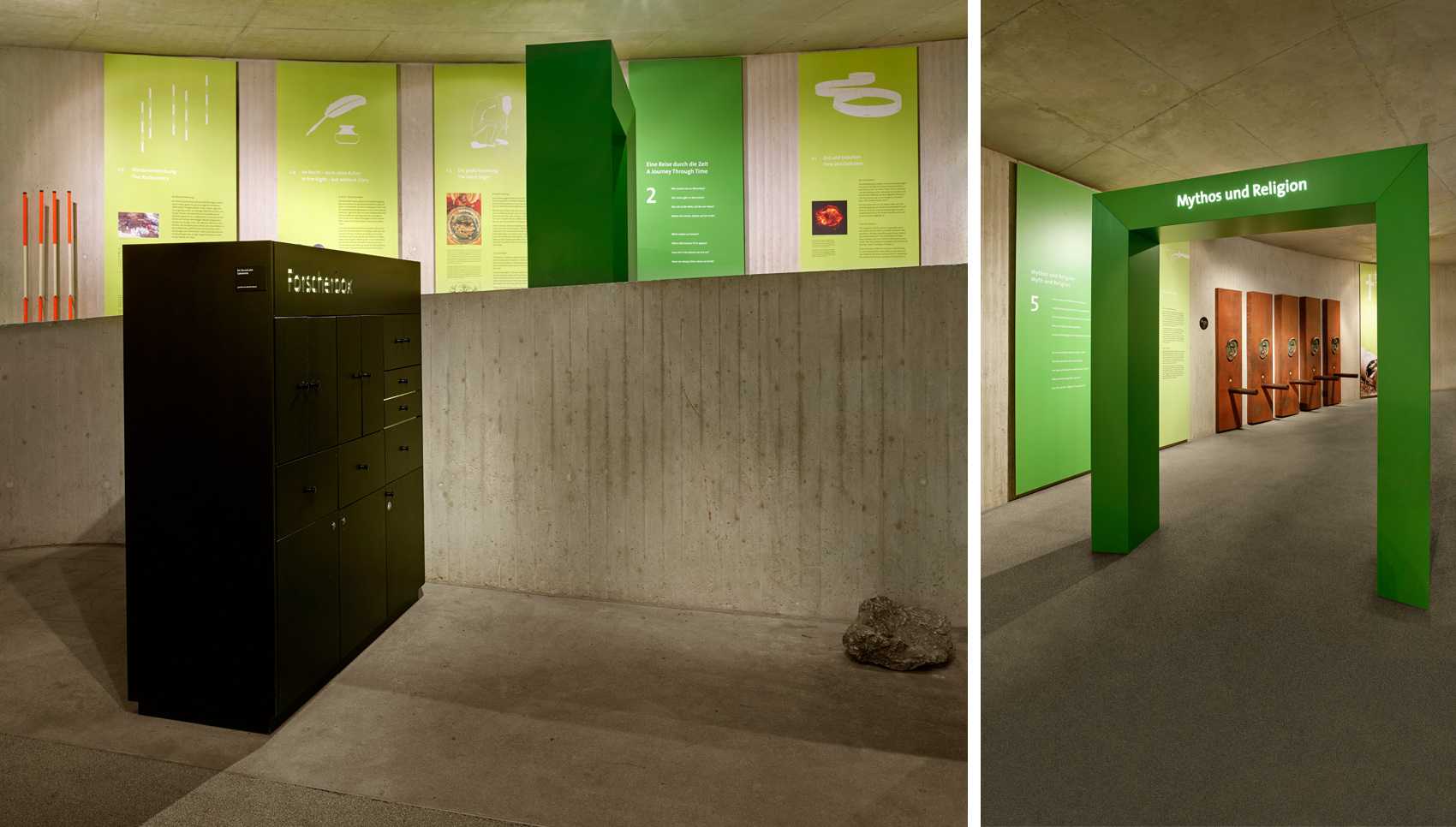 Linkes Foto: Schwarzer, großer, geschlossener Schrank mit verschiedenen Türen, Klappen und Schubladen, auf dem in leuchtender Schrift steht: „Forscherbox”. Rechtes Foto: Großes, grünes Durchgangstor mit leuchtender Schrift oben: „Mythos und Religion”.