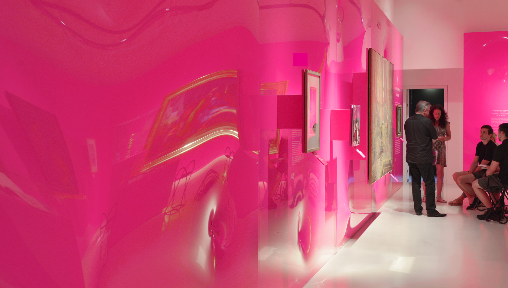 Nahaufnahme pinke Ausstellungswand