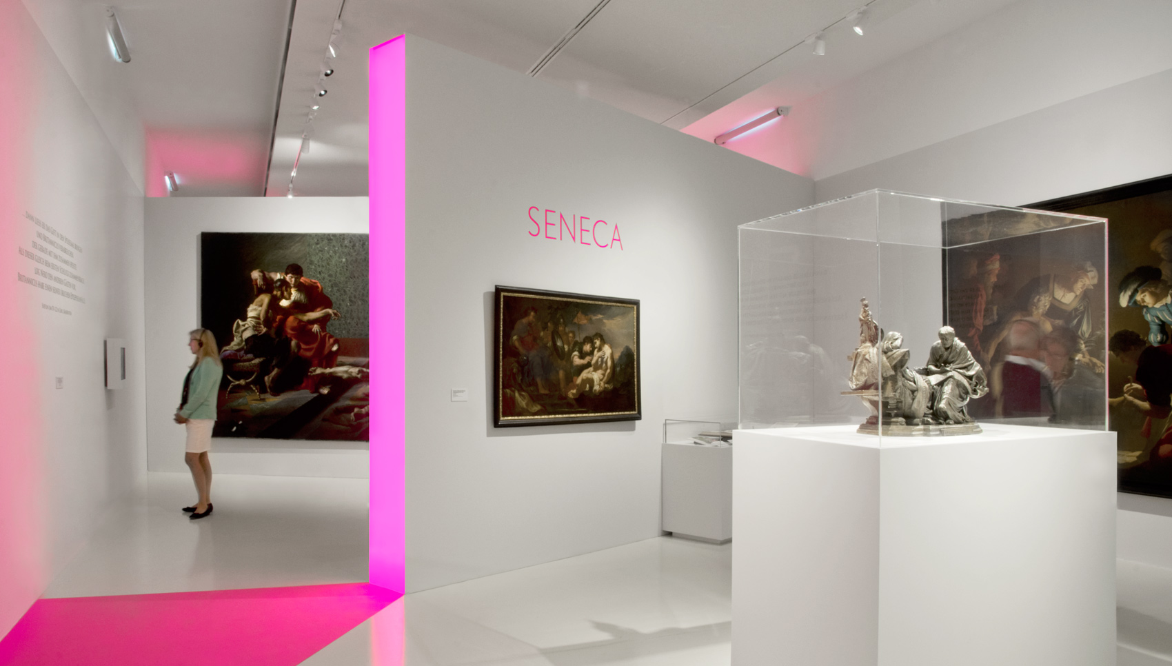 Blick in Ausstellung Aufsatzvitrine mit Exponat im Vordergrund