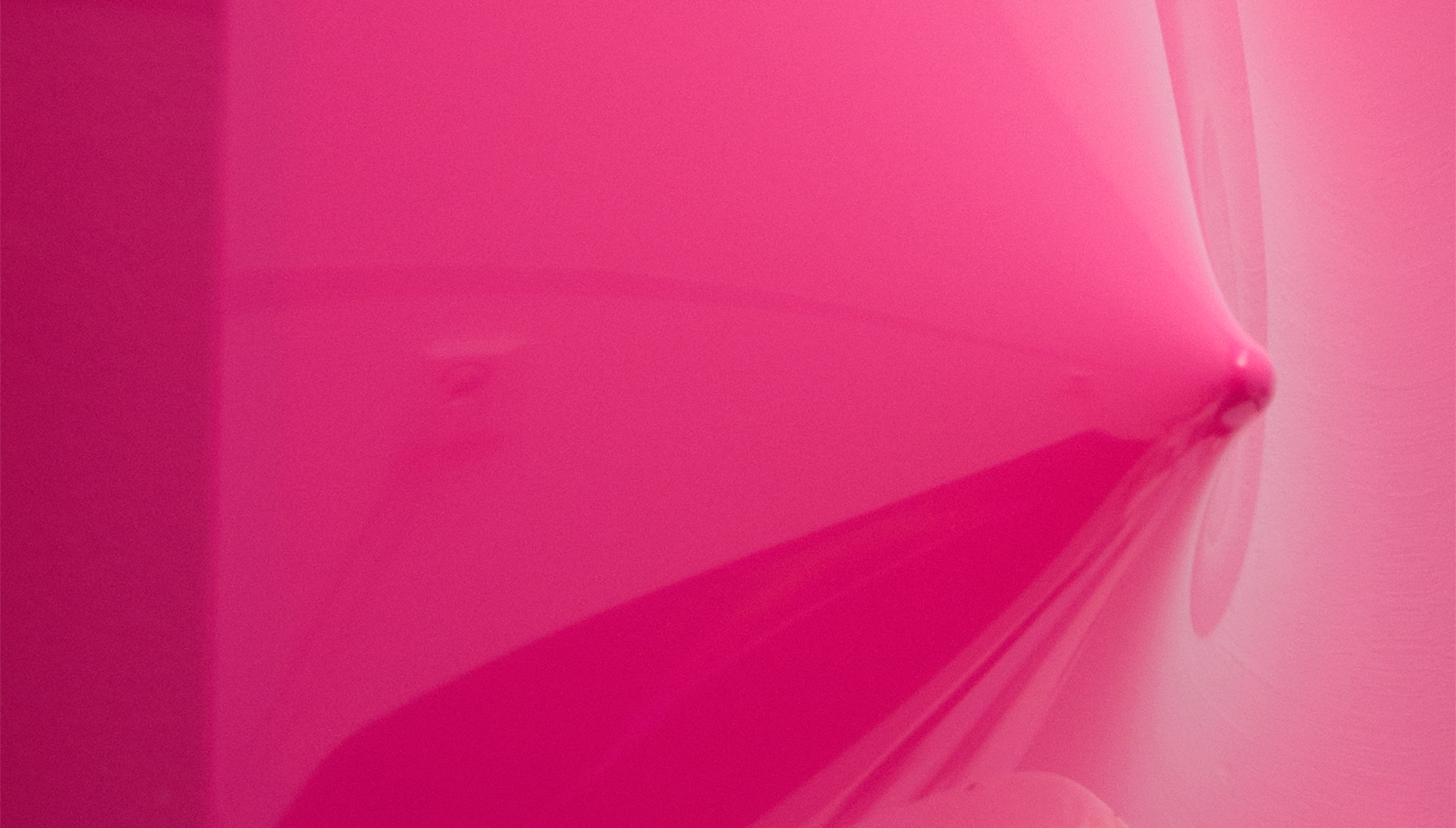 Detailaufnahme Wandgestaltung pinkes Latex verzerrt durch Bolzen dahinter