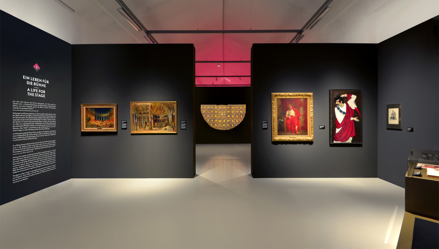 Schwarze Ausstellungswände mit Gemälden und zentralen Durchgang zu nächstem Bereich