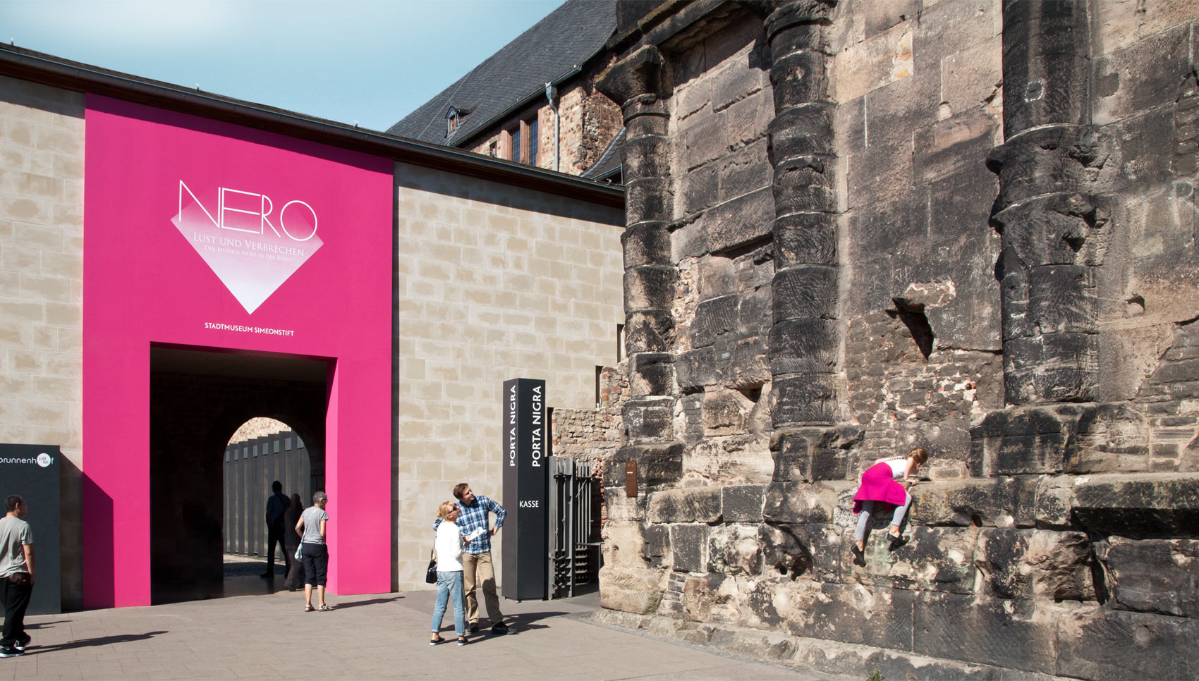 Eingang zur Ausstellung mit großer pinker Signaletik