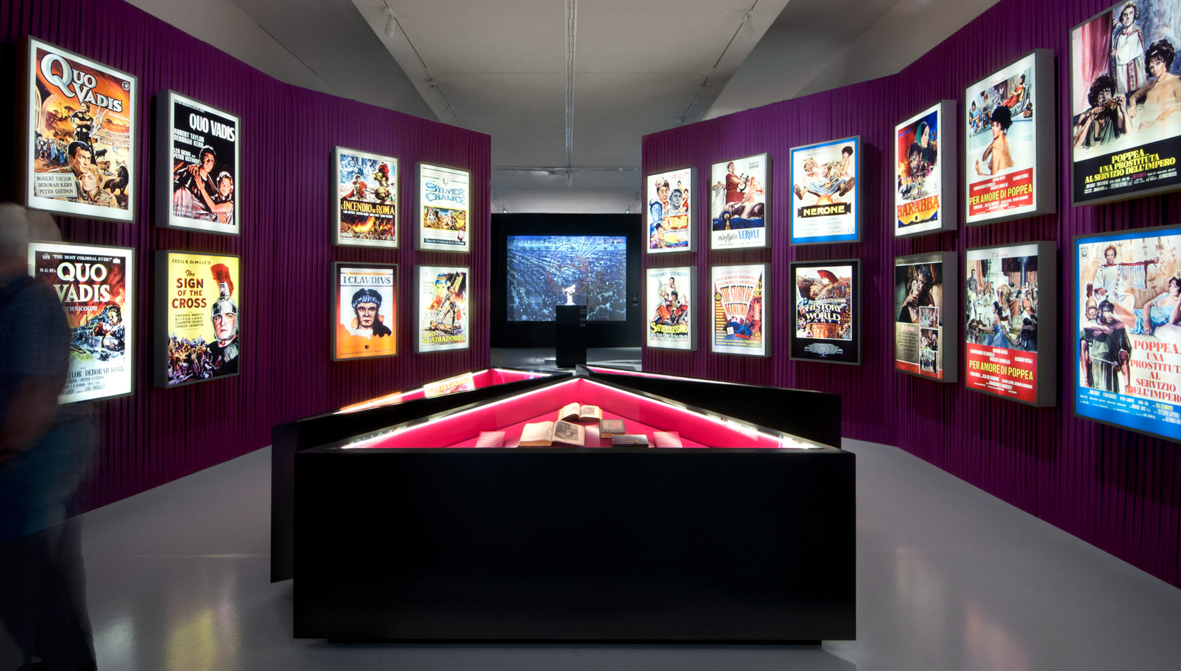 Blick auf dreieckige Einlassvitrinen und römische Filmposte im Hintergrund