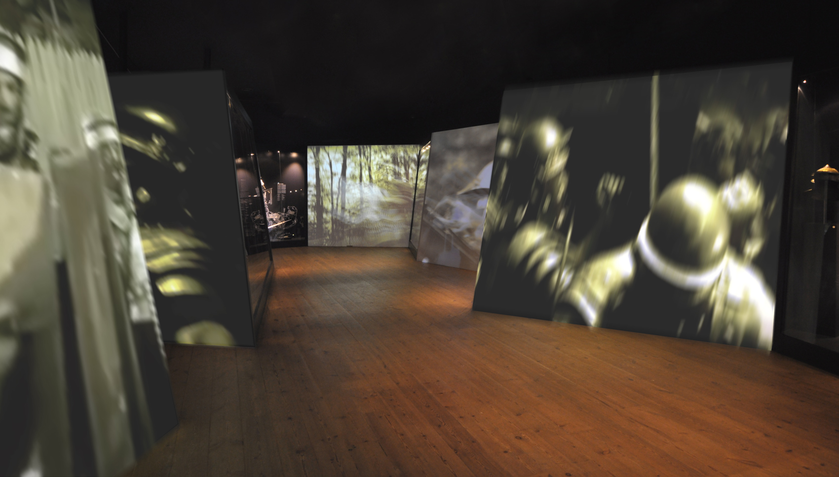 großer dunkler Raum mit unterschiedlichen Projektionen