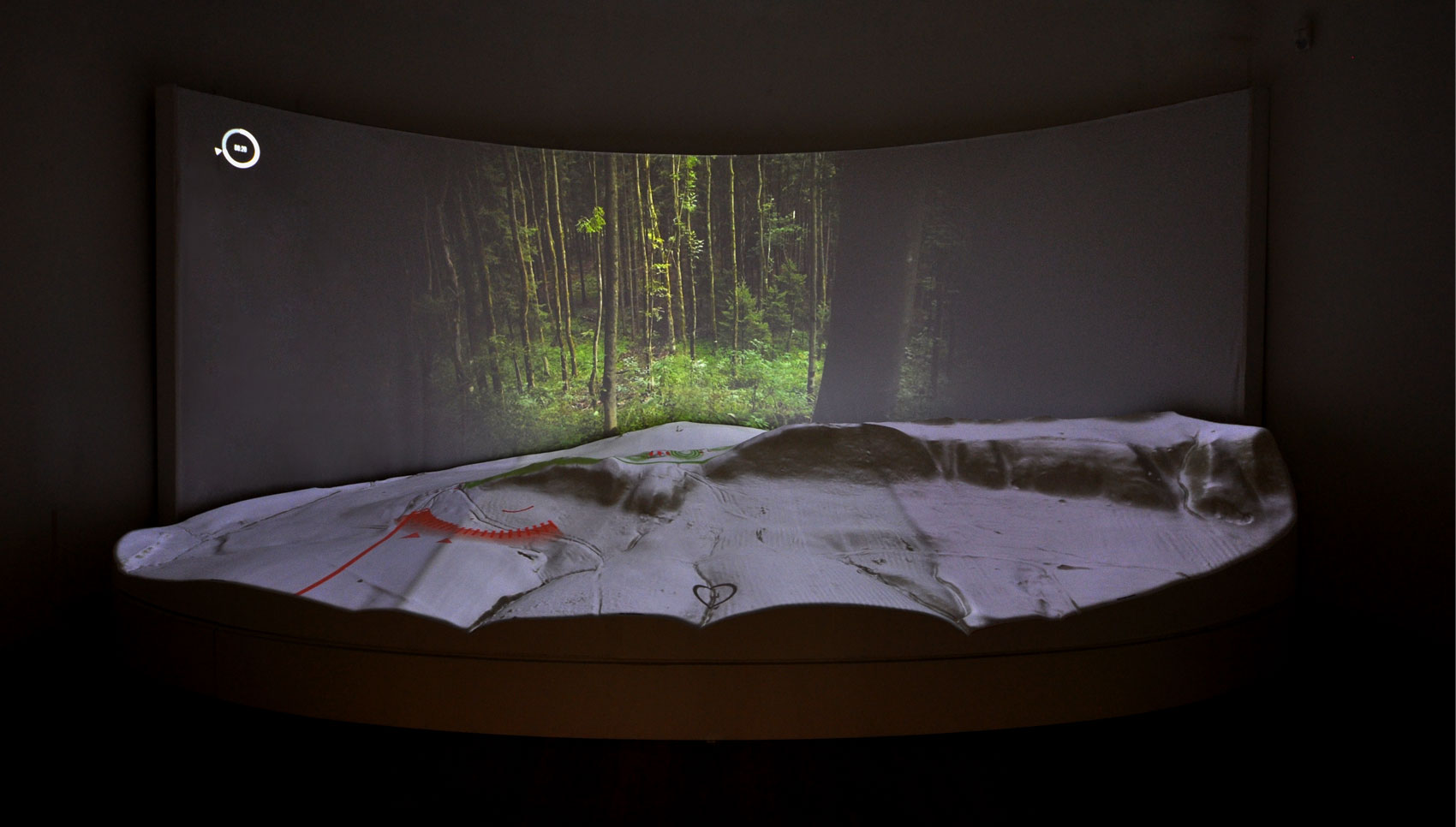 Projektion der Schlacht am Harzhorn auf großes Kartenmodell mit dahinterbefindlicher Projektion eines Films zur Schlacht