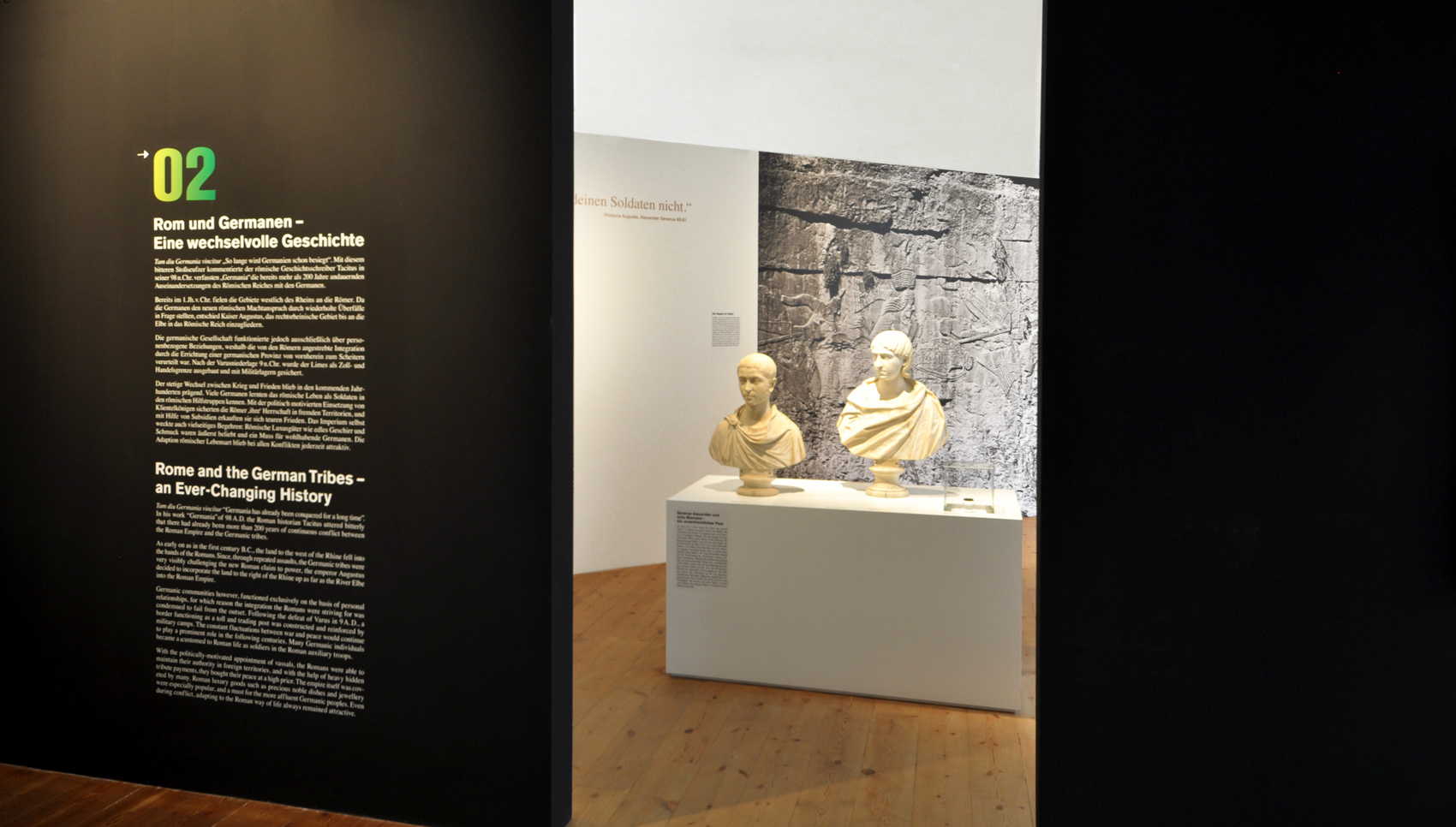 Tischpodest mit 2 männlichen Büsten