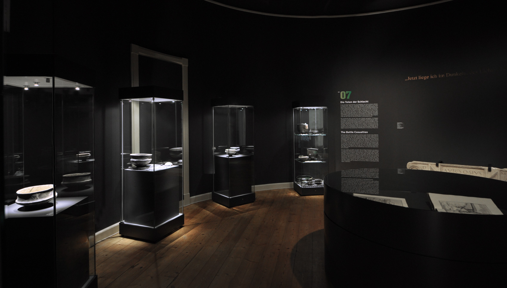 Blick in dunklen Raum mit verschiedenen Vitrinen