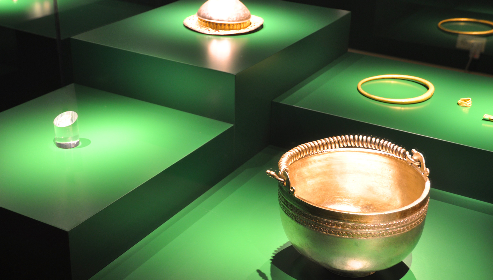 Nahaufnahme verschiedener Podeste mit Kupfer-Exponaten darauf