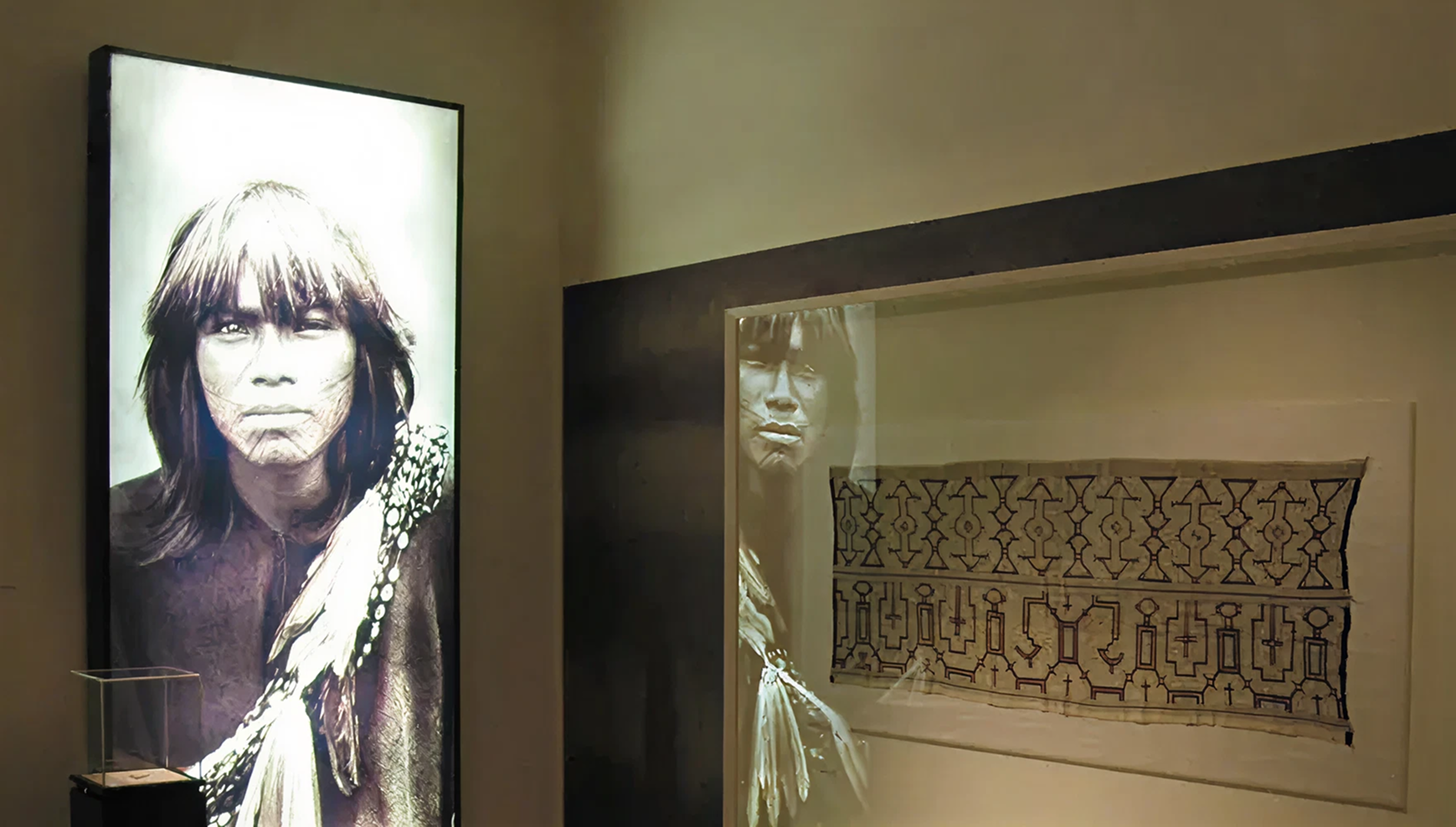 Leuchtende Fotobox auf der eine indogene tattoowierte Person zu sehen ist