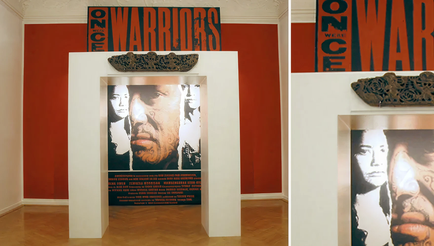 Blick durch weißes Tor auf großes Wandbild mit tattoowiertem Gesicht