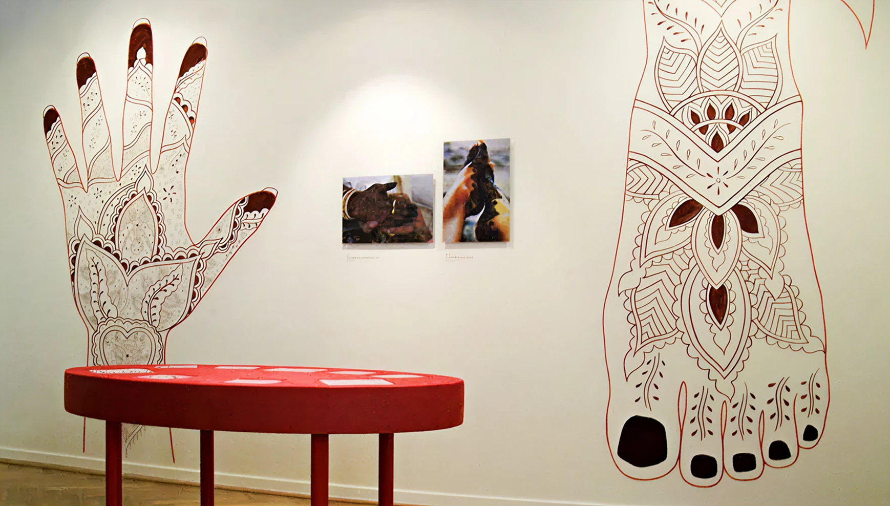 Wandgrafik bemalte Hand und bemalter Fuß