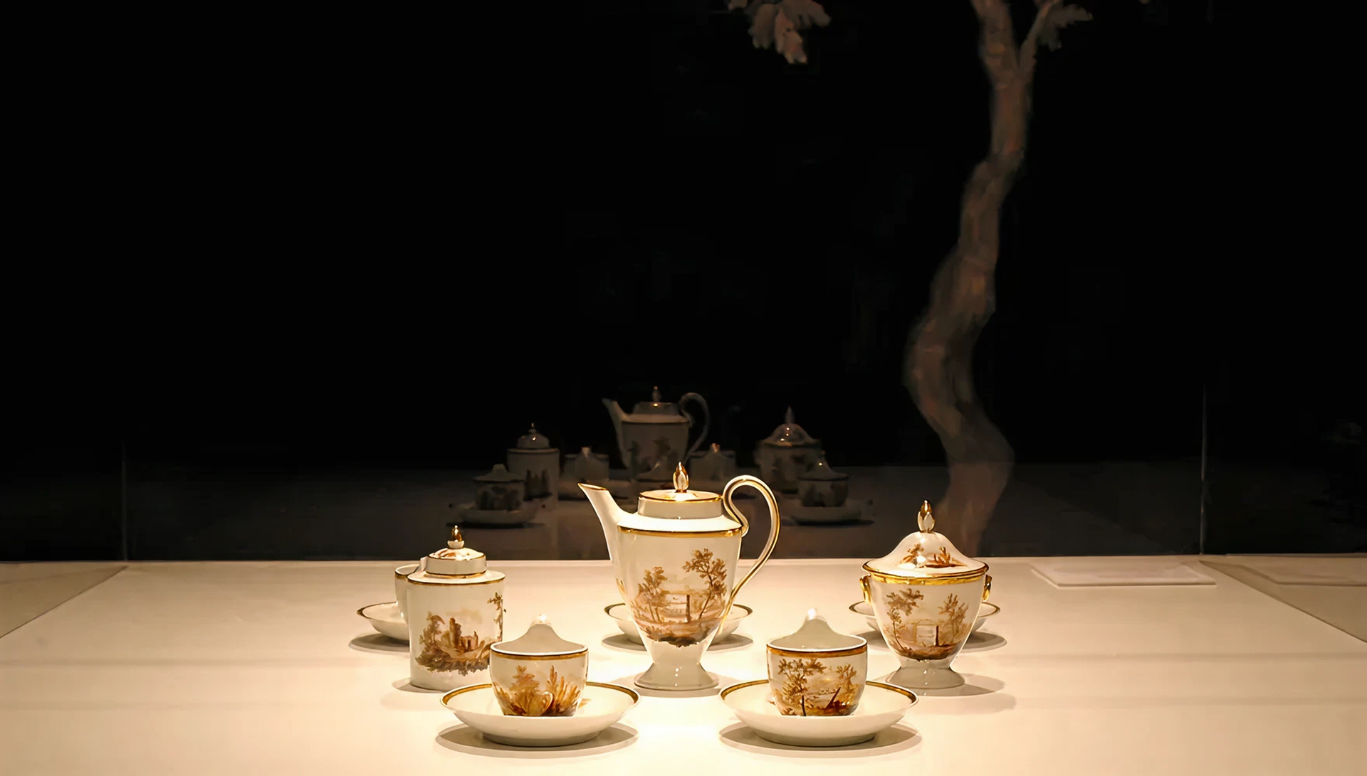 Weißes Porzellan mit goldenen Verzierungen