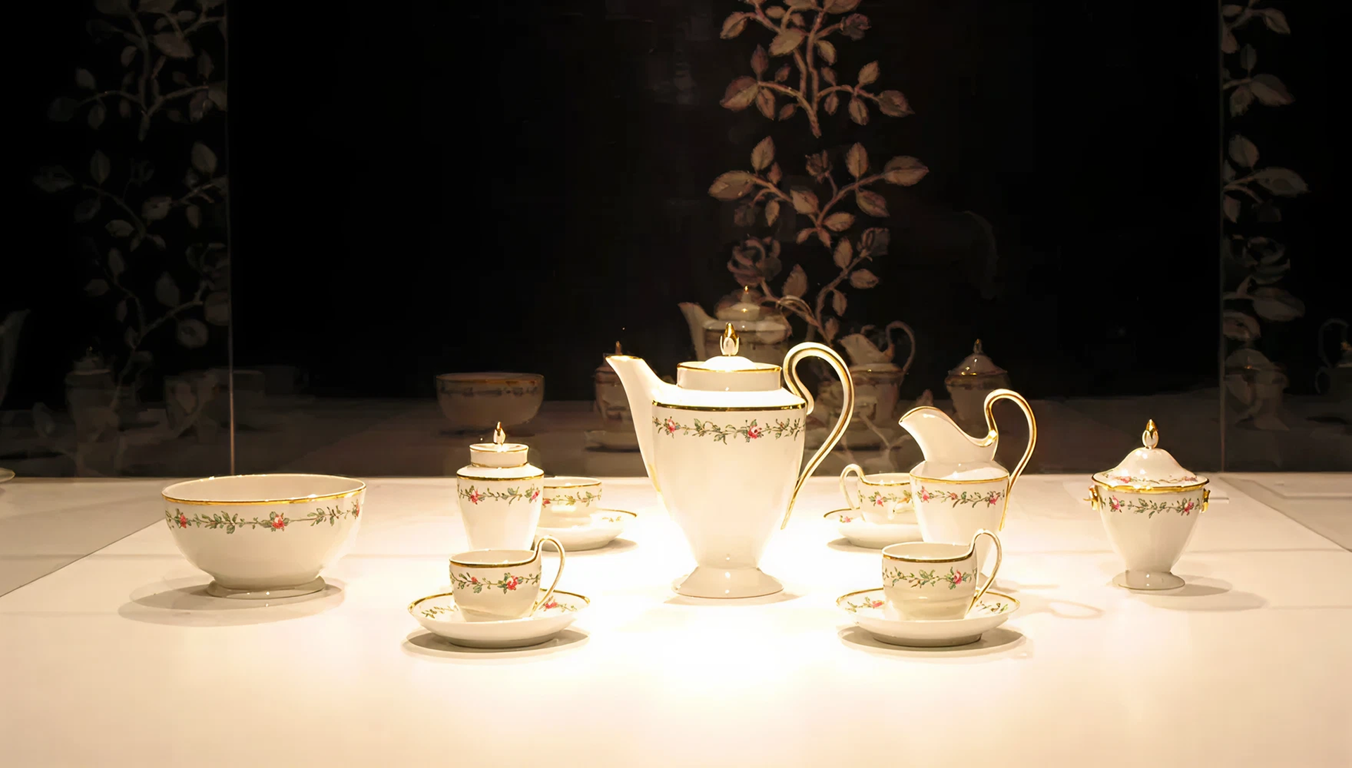 Weißes Porzellan mit Verzierungen