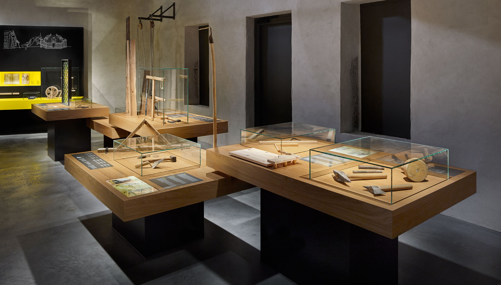 Ausstellungsraum mit Ausstellungsmöbeln und verschiedenen Exponaten