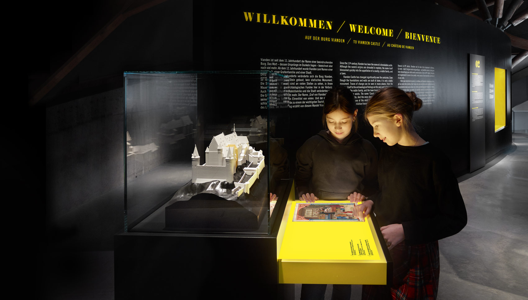 Zwei Kinder gucken sich ein Exponat an