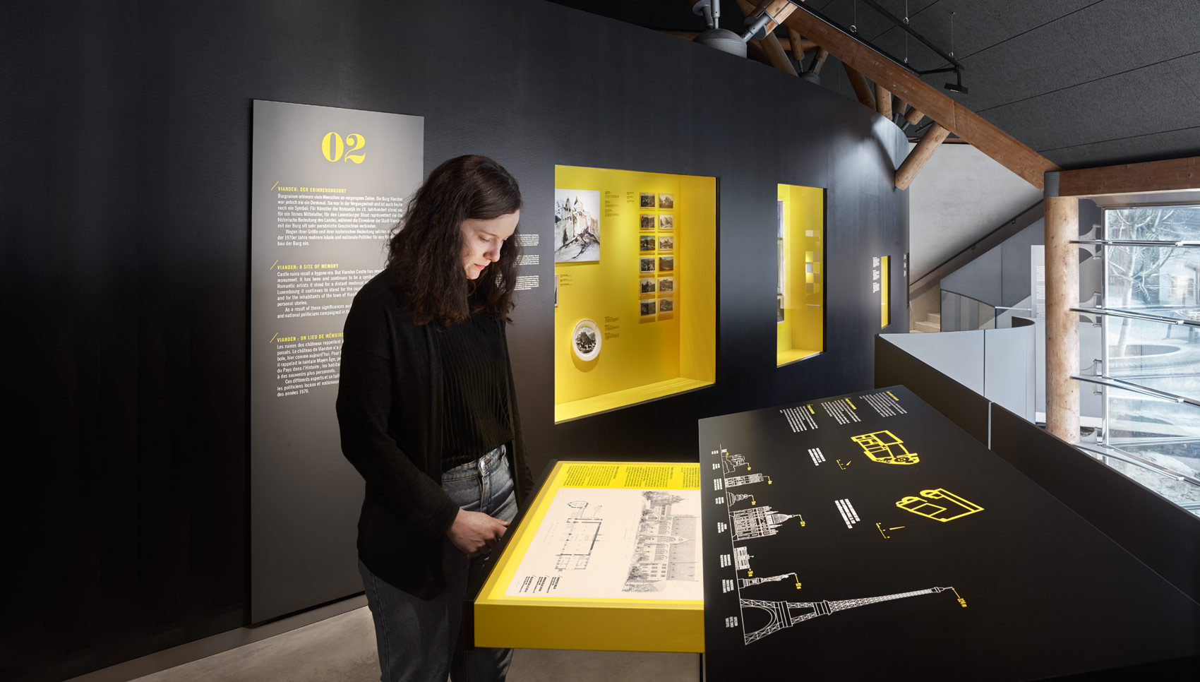 Eine Frau guckt sich ein Exponat an