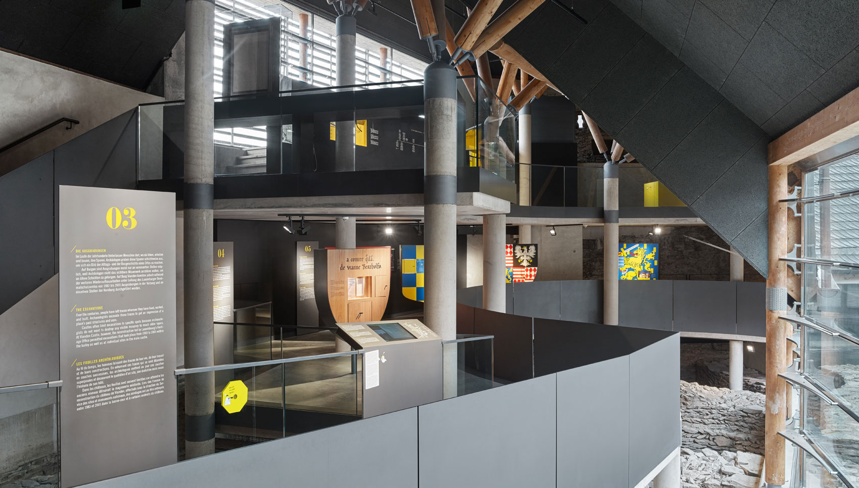 Offener Ausstellungsraum über mehrere Ebenen