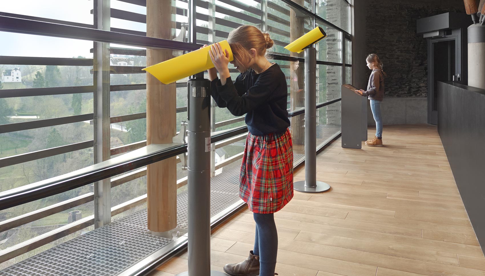 Zwei Kinder interagieren im Ausstellungsraum