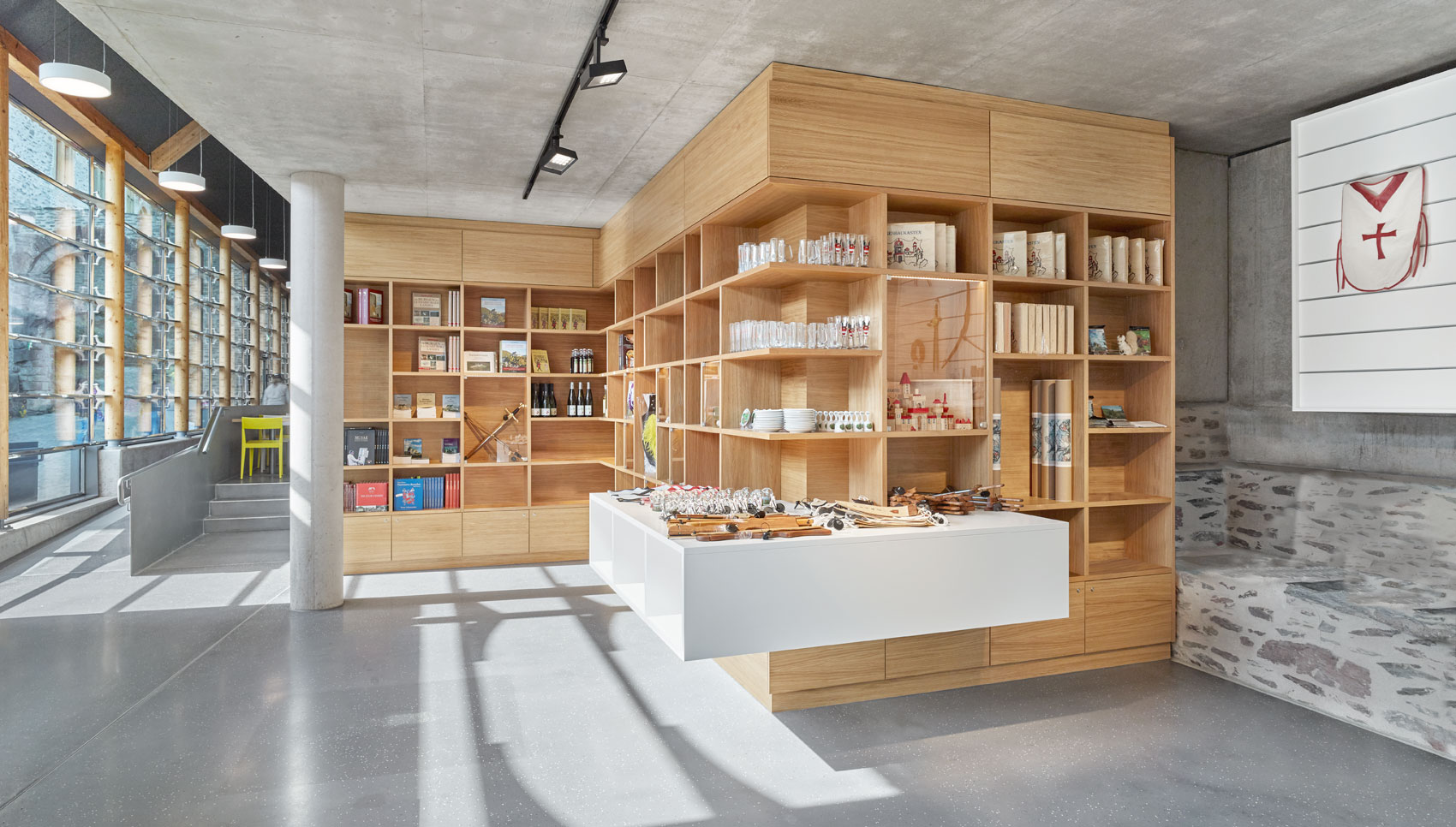 Ansicht auf deckenhohe Holzregale