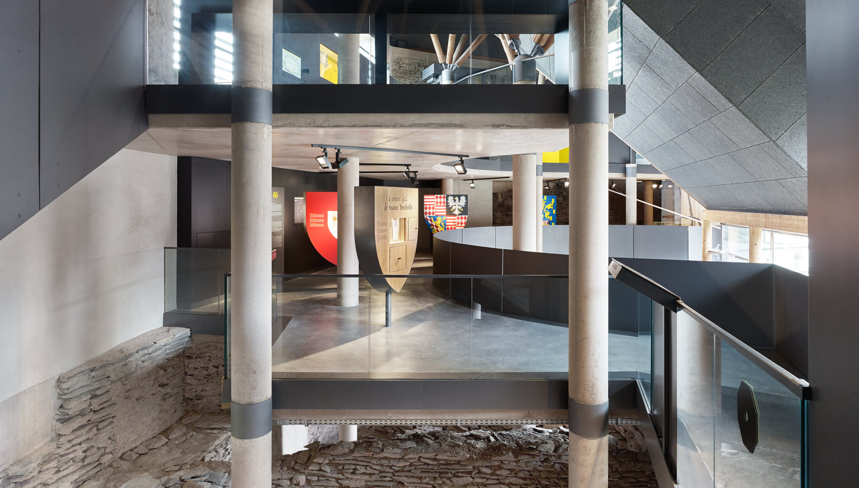 Offener Ausstellungsraum über mehrere Ebenen über Grabungsfeld