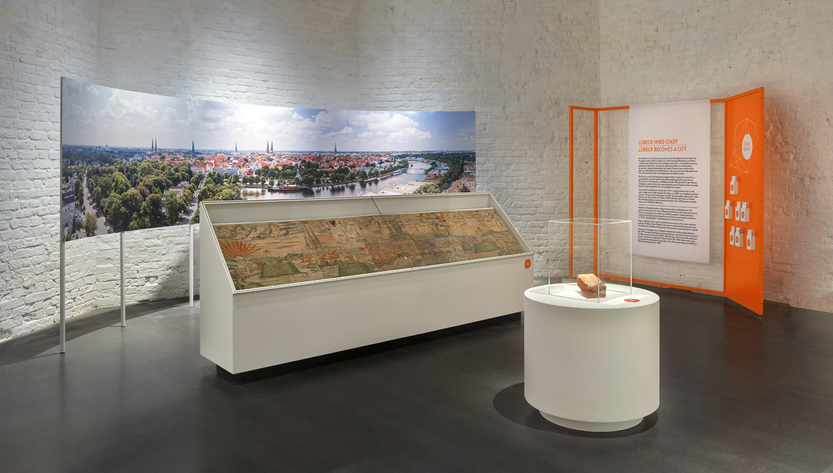 Ausstellungsraum mit verschiedenen Exponaten