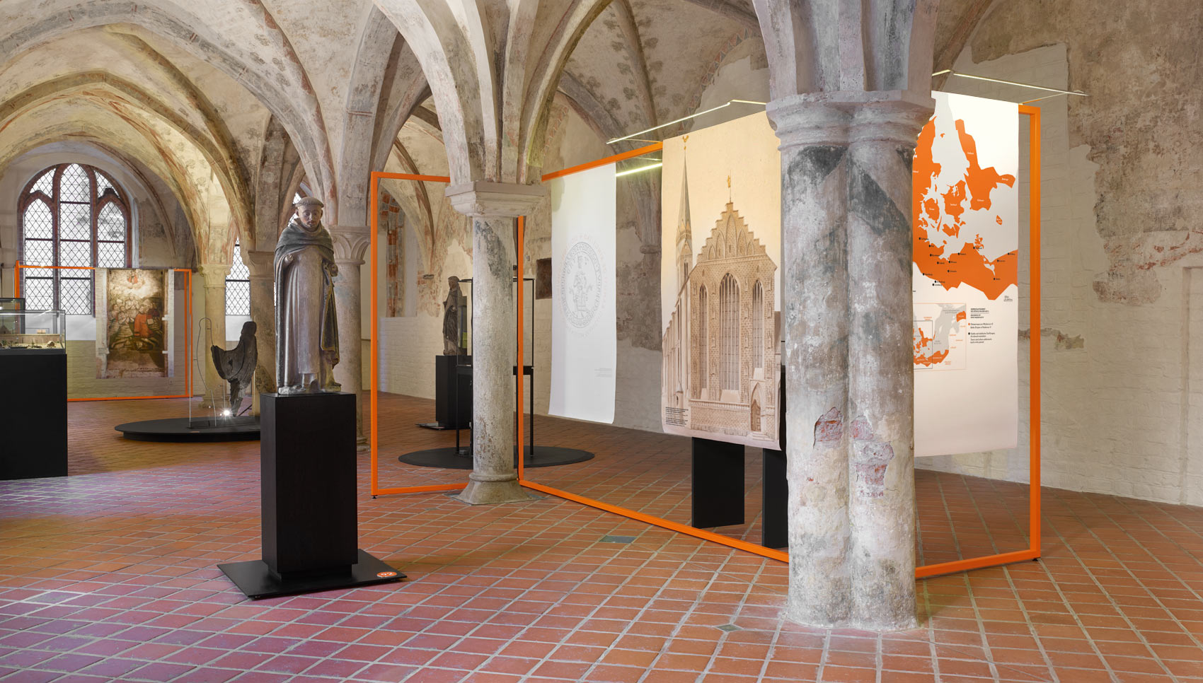 Ausstellungsraum mit verschiedenen Exponaten