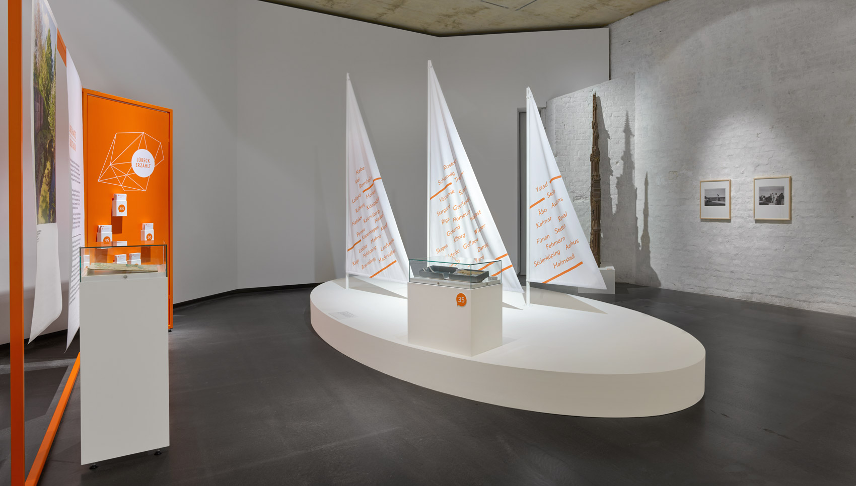 Ausstellungsraum mit verschiedenen Exponaten