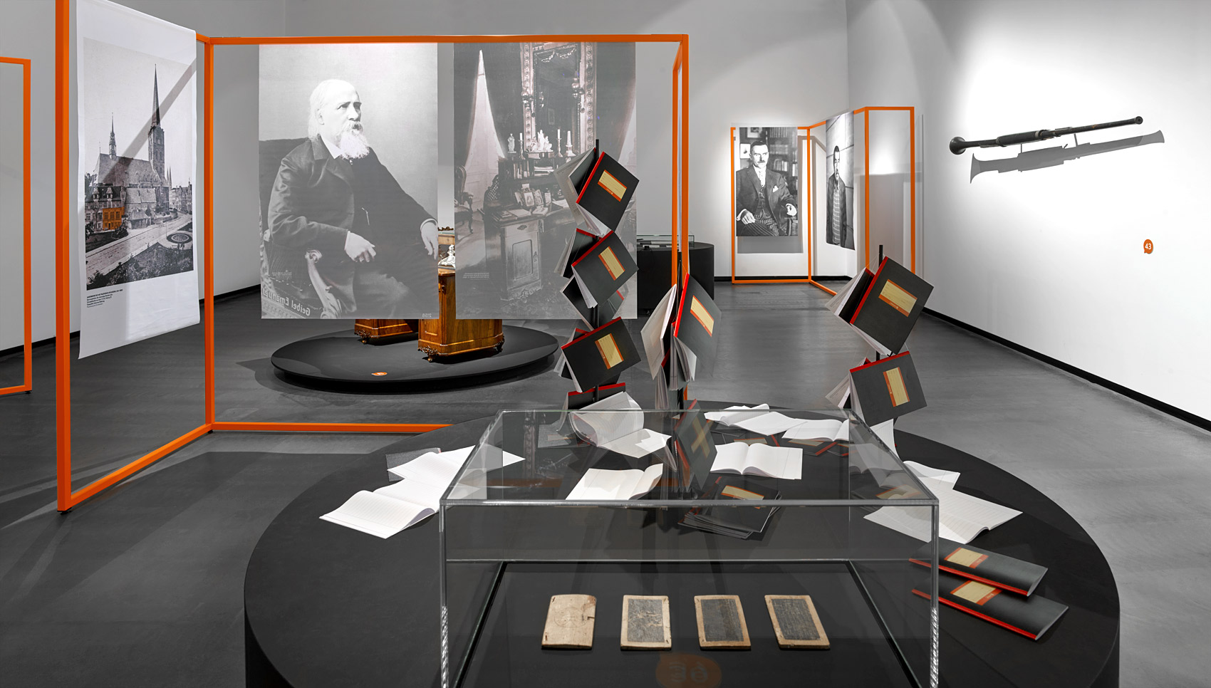 Ausstellungsraum mit verschiedenen Exponaten