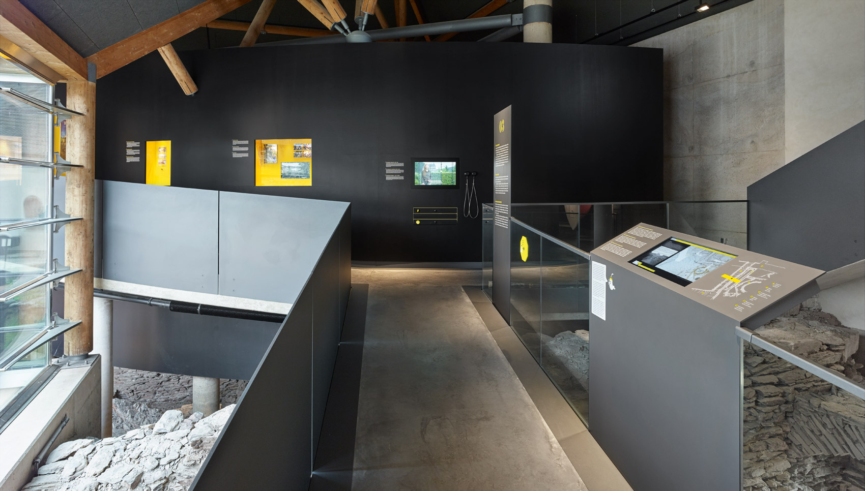 Ausstellungsraum mit Besucher-Ebene über dem Grabungsfeld