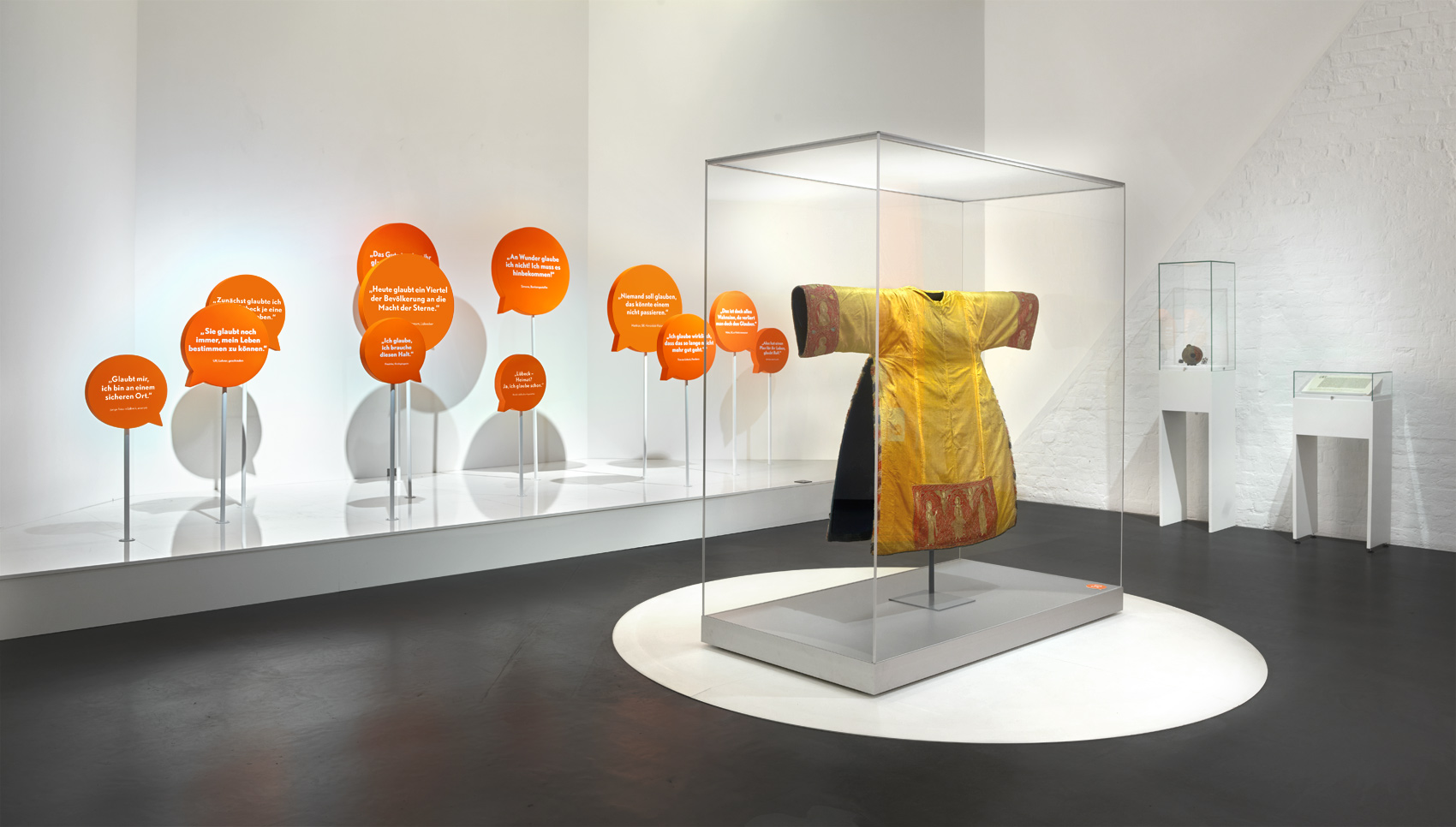 Ausstellungsraum mit verschiedenen Exponaten