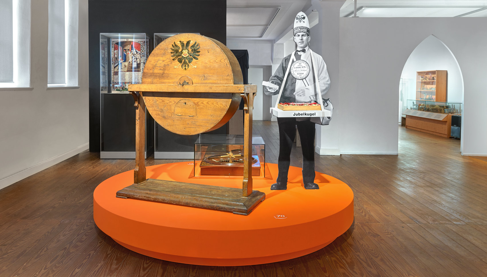 Ausstellungsraum mit verschiedenen Exponaten