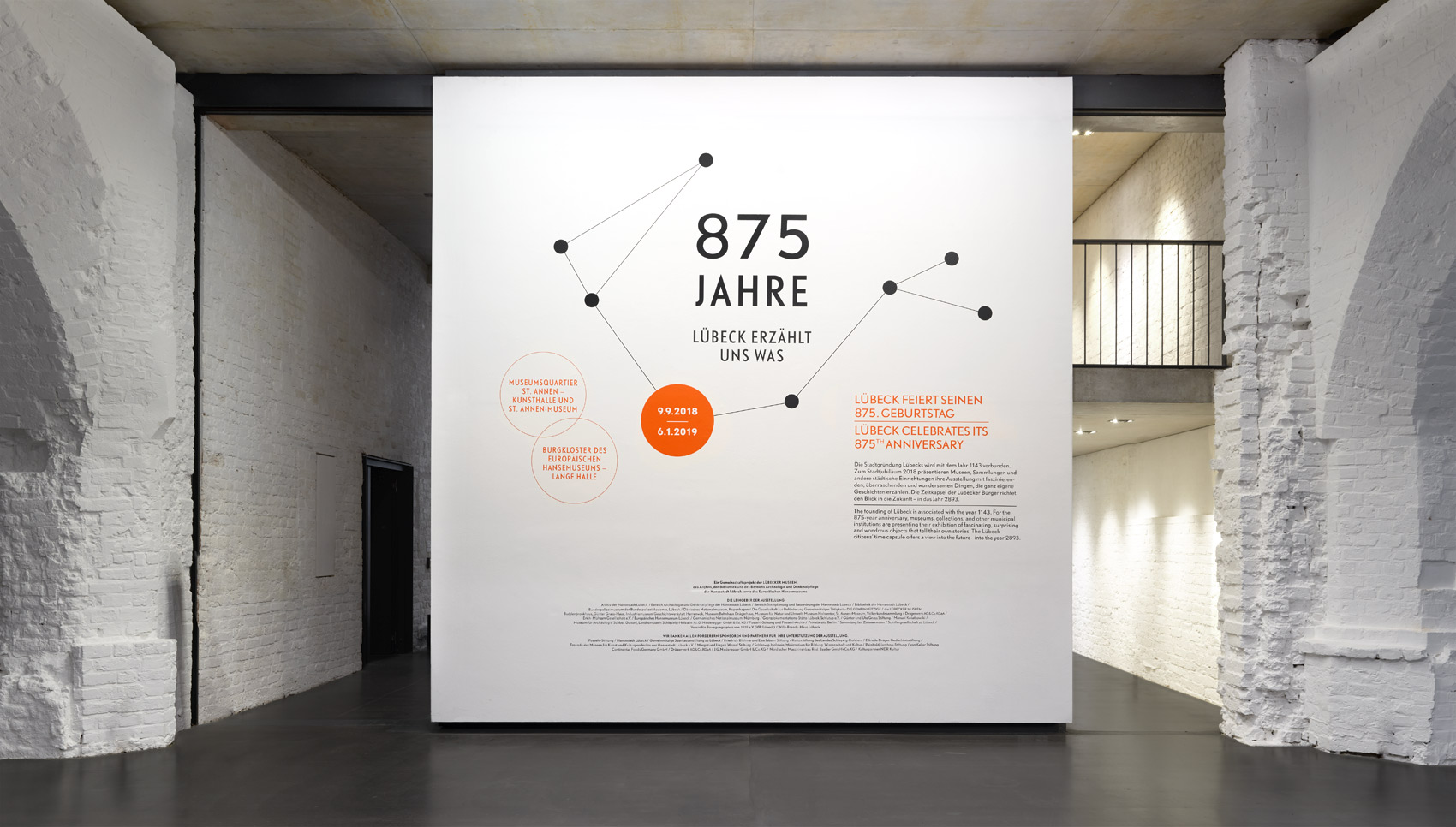 Blick auf Grafikwand "875 Jahre – Lübeck erzählt uns was"