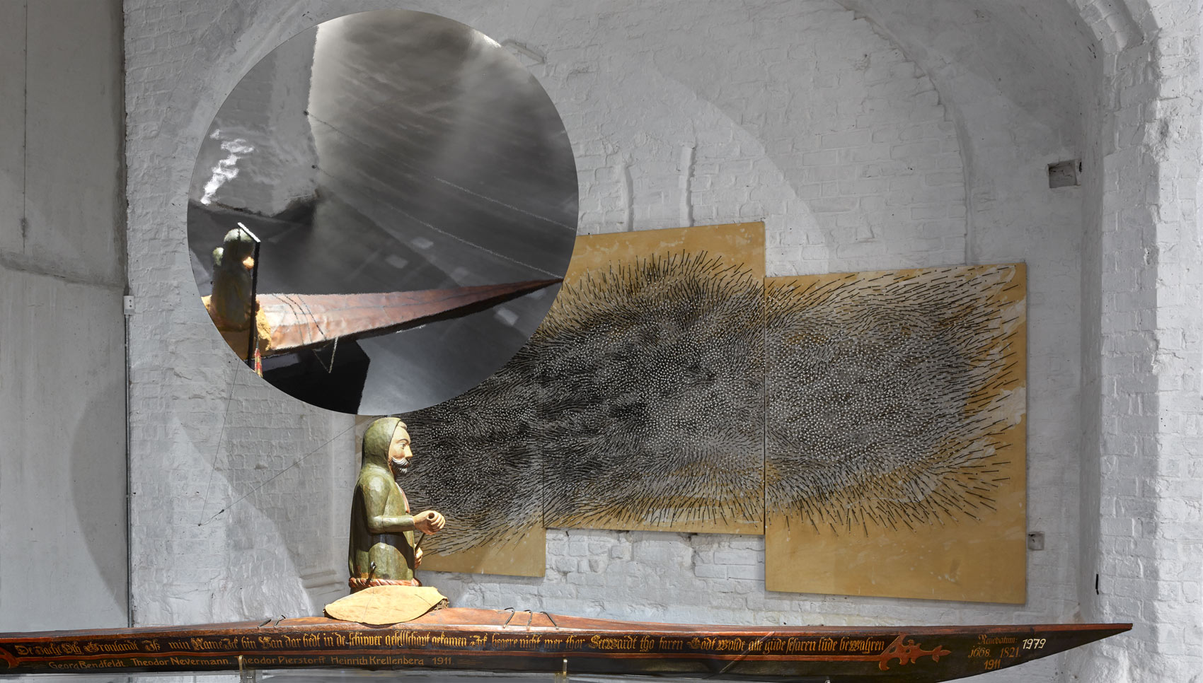 Ausstellungsraum mit Exponaten