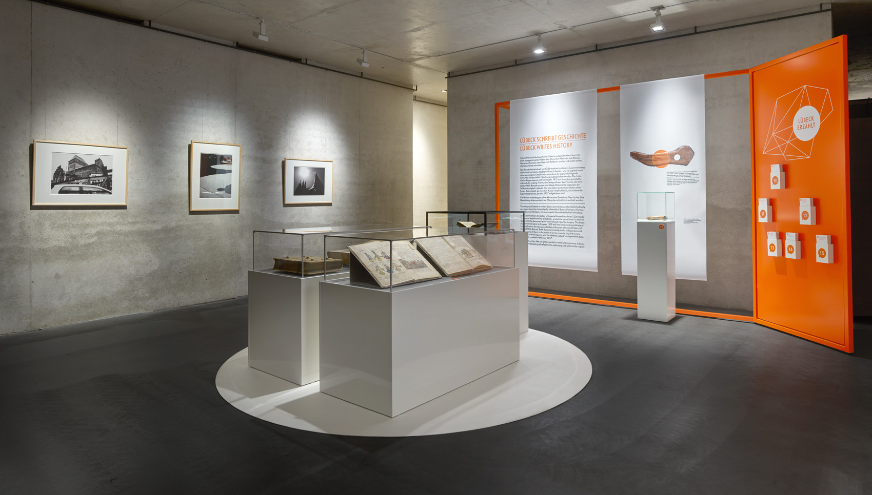 Ausstellungsraum mit verschiedenen Exponaten