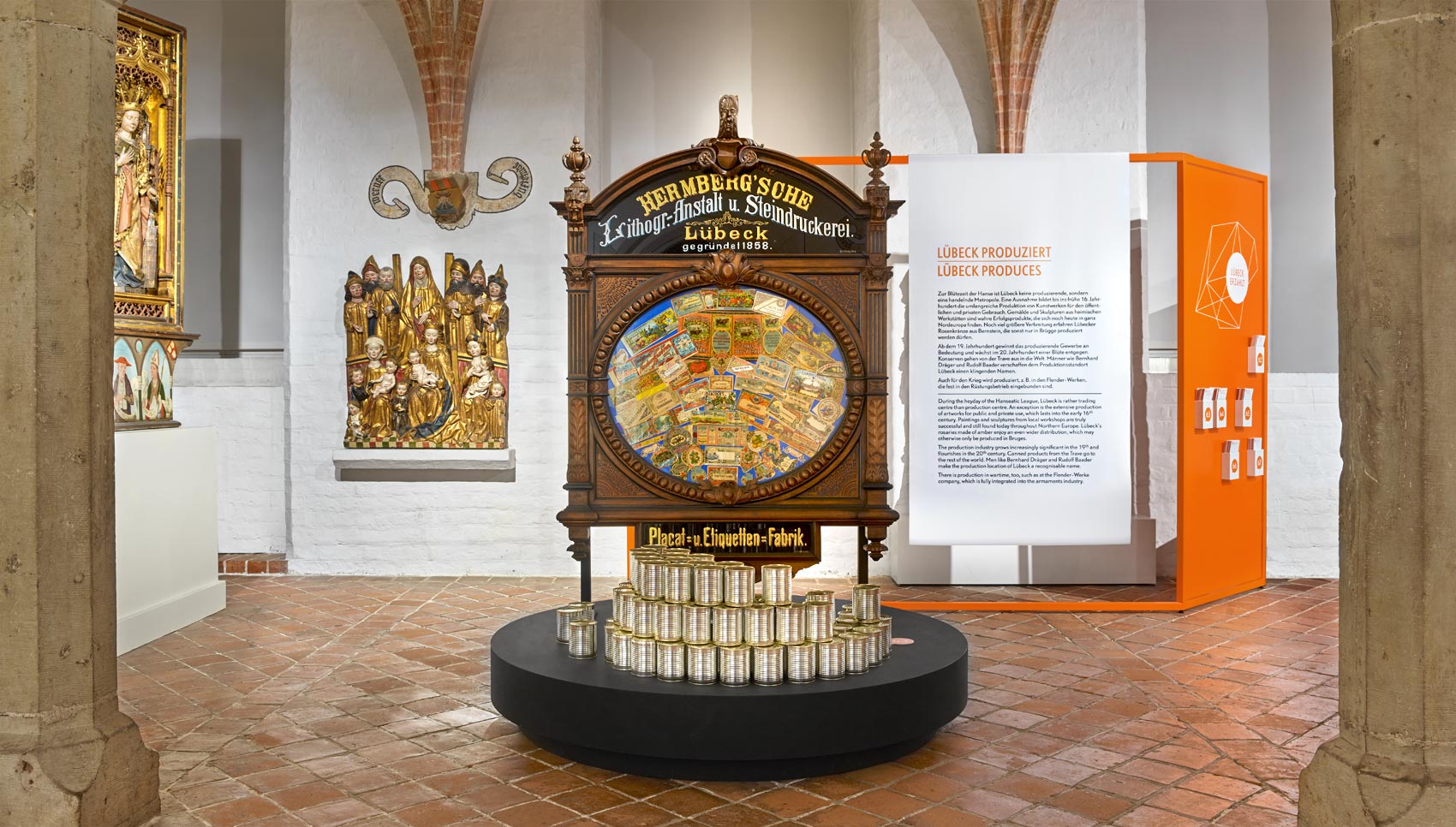 Ausstellungsraum mit verschiedenen Exponaten