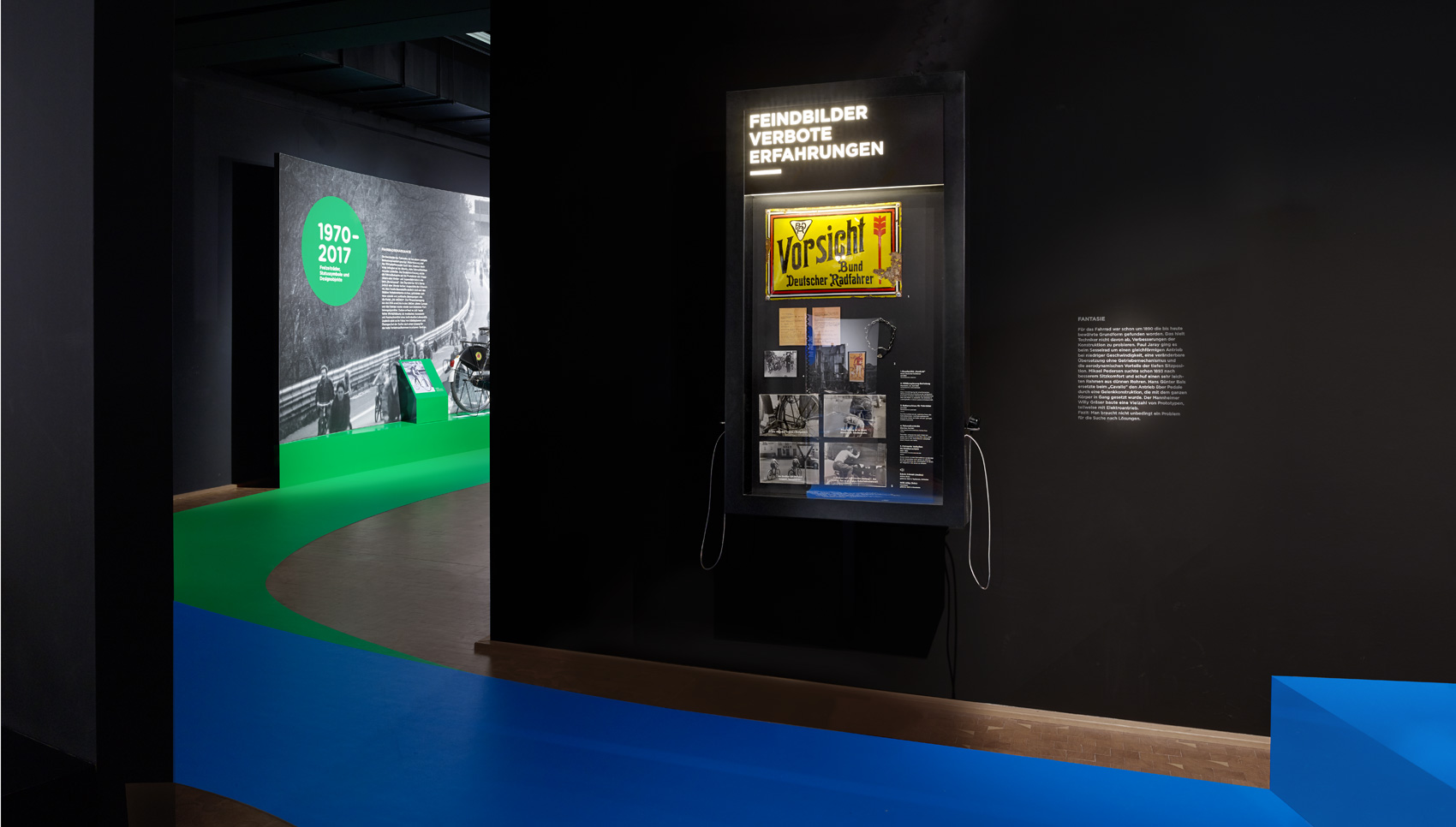 Ausstellungsraum mit einer Wandinstallation / Titel "Feinbilder Verbote Erfahrungen"