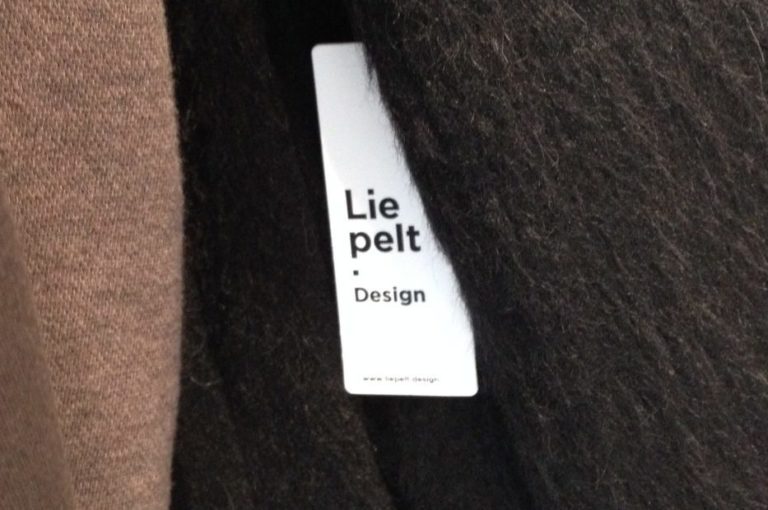 Nahaufnahme eines Anhängeretikettes mit Logo