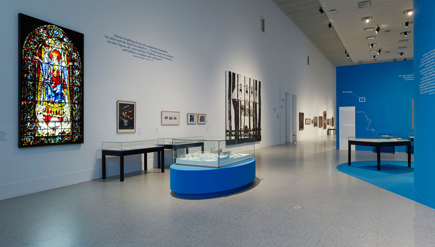 In einem Ausstellungsraum hängen und stehen Exponate.