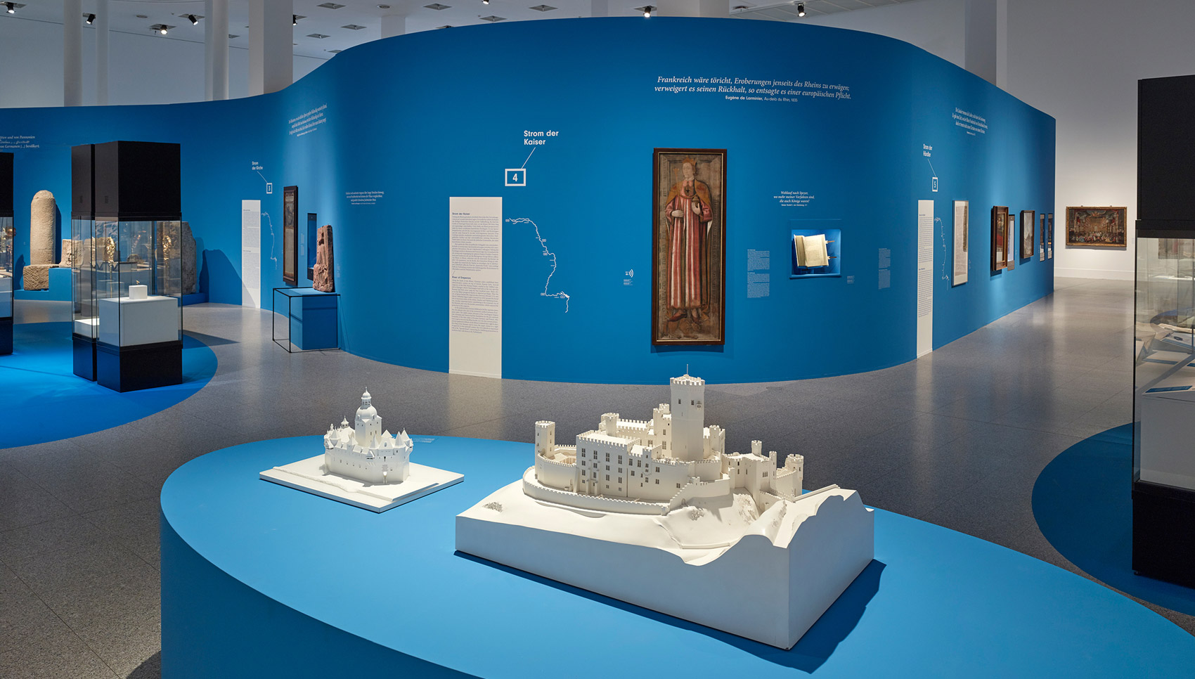 blaues Podest mit Exponaten