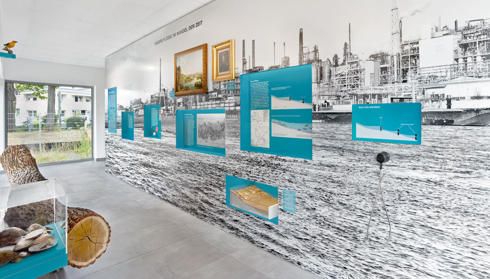 Ausstellungsraum mit großer Wandgrafik zum Thema "Unsere Flüsse im Wandel der Zeit"