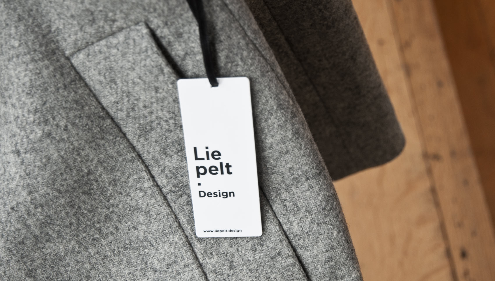 Nahaufnahme eines Anhängeretikettes mit Logo