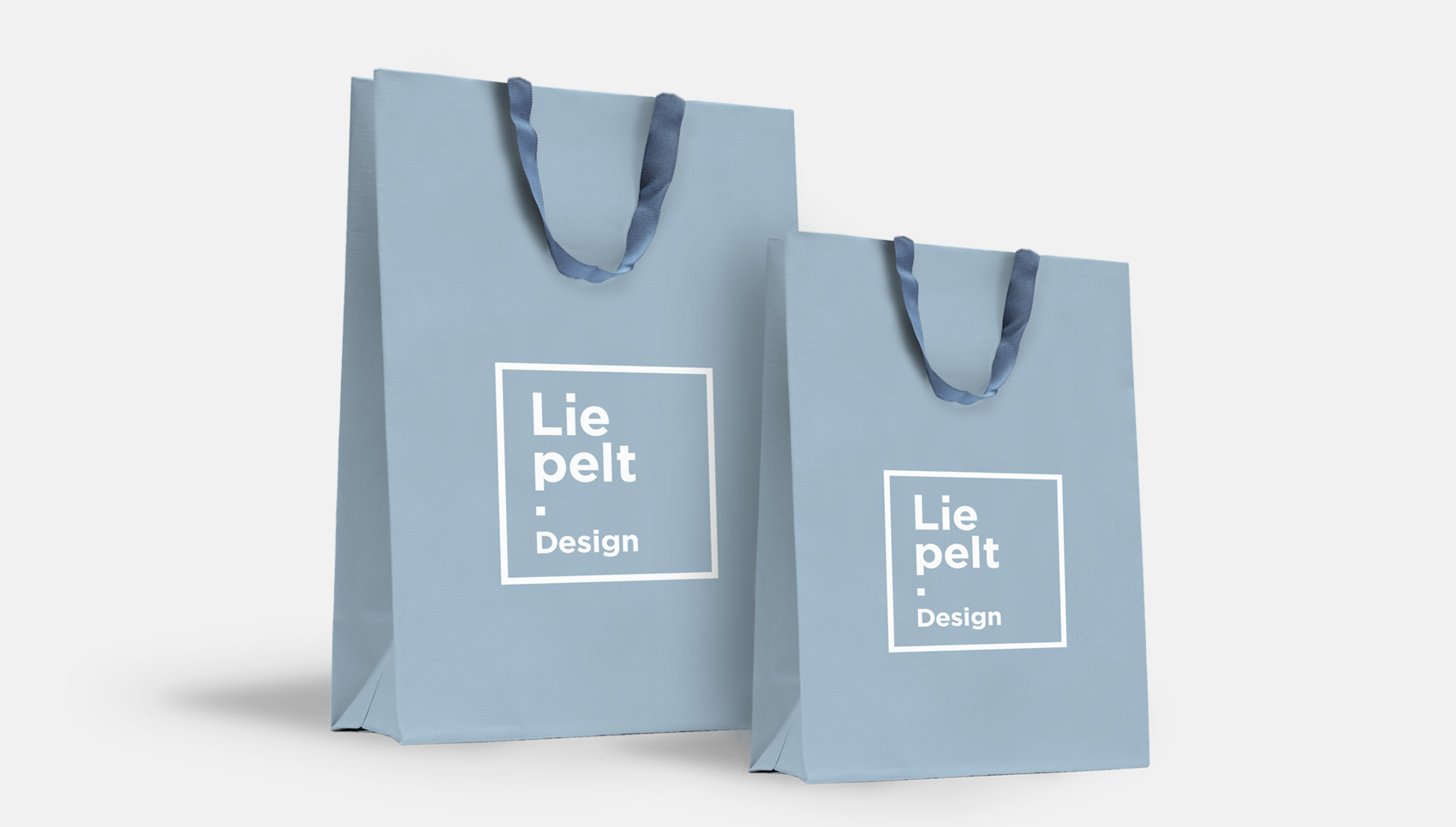 Logo auf zwei Papiertaschen