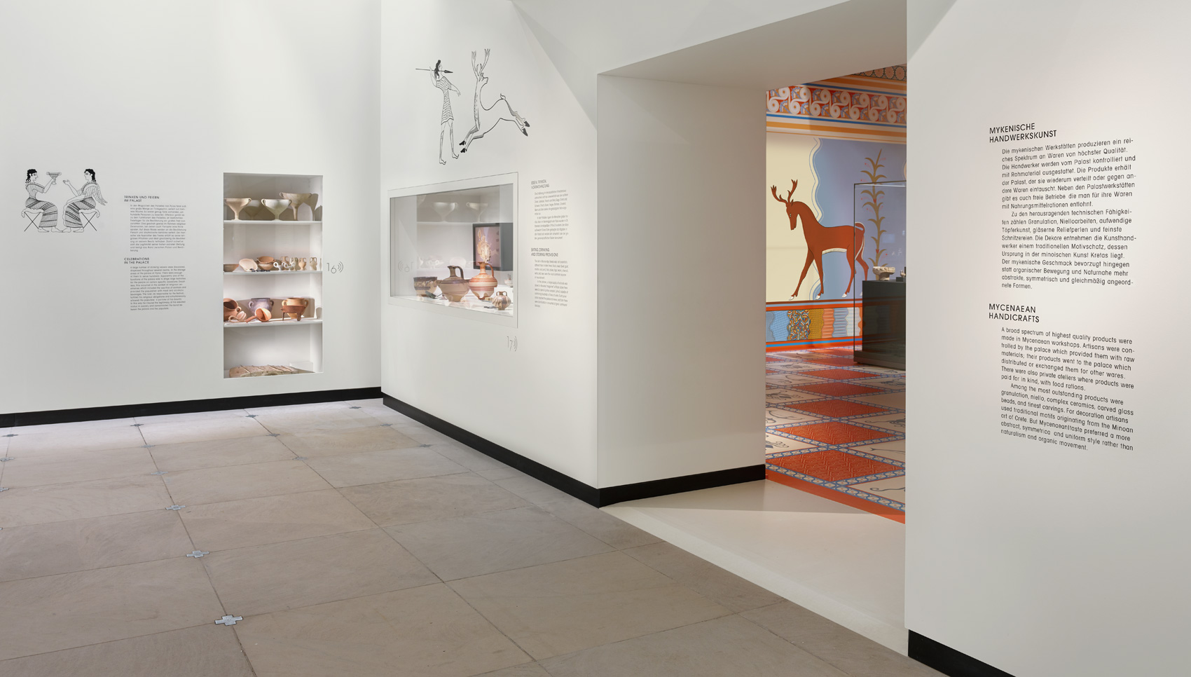 Ausstellungsraum mit Wandgrafiken und verschiedenen Exponaten