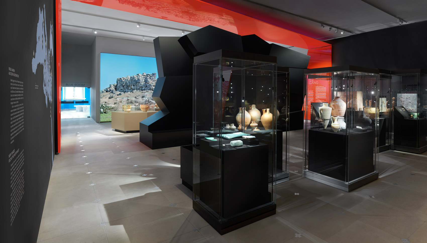 Ausstellungsraum mit Vitrinen und verschiedenen Exponaten