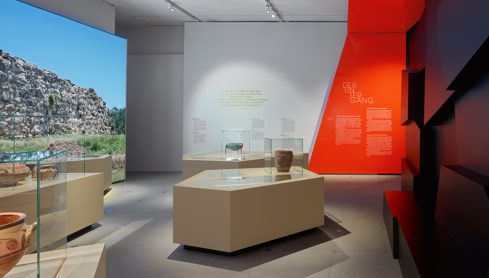 Ausstellungsraum mit Vitrinen und verschiedenen Exponaten