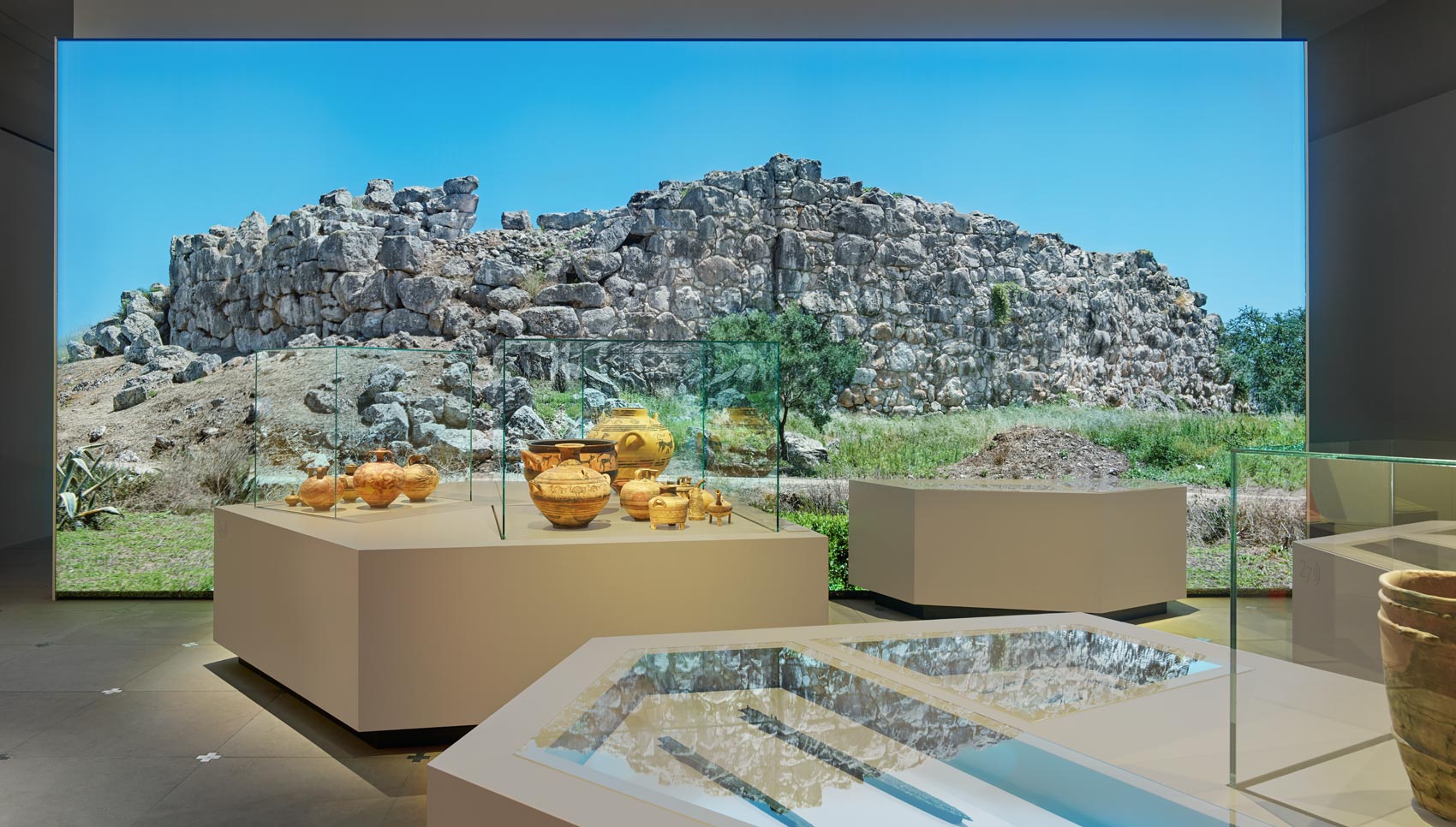 Ausstellungsraum mit Panoramabild und verschiedenen Vitrinen mit Exponten