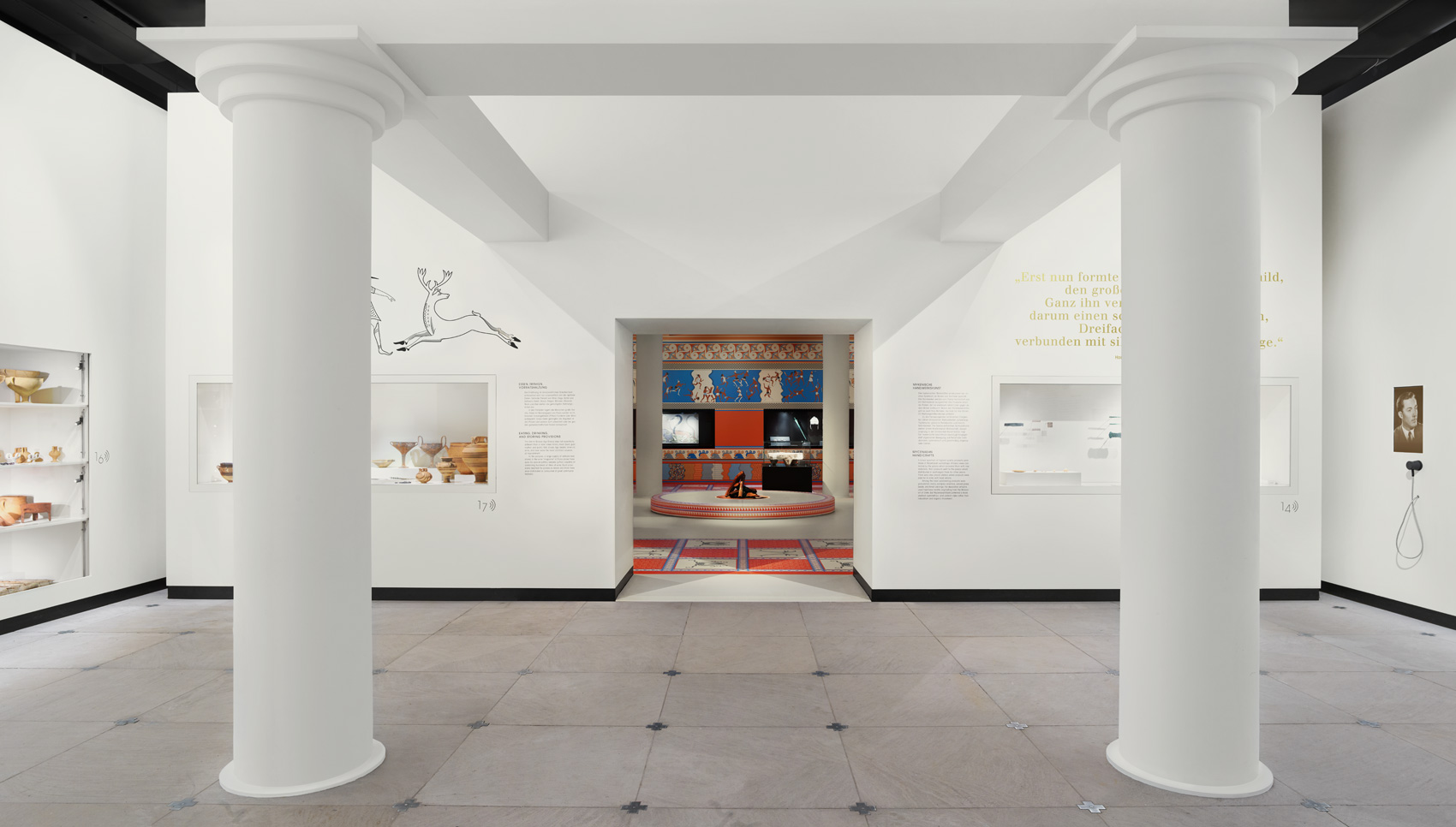 Ausstellungsraum mit Wandgrafiken und verschiedenen Exponaten